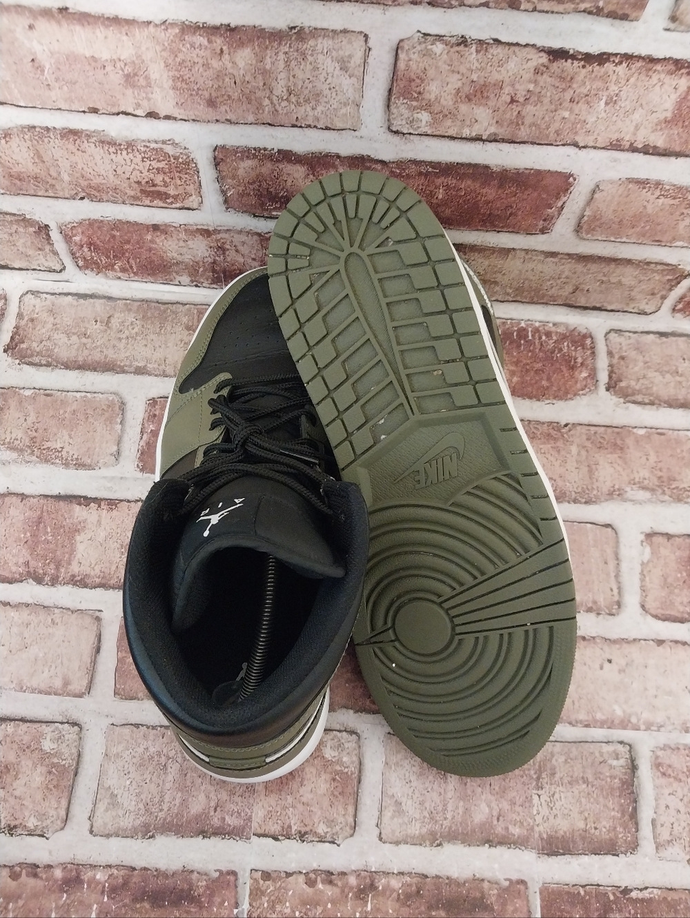 Pre-owned 2024 Jordan 1 Mid - Picture 7 of 11